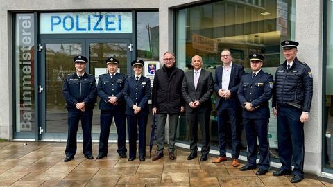 Polizeivizepräsidentin Susanne Stewen (3.v.l.), Landrat Michael Köberle (4.v.l.), Innenminister Roman Poseck (4.v.r.), Landtagsabgeordneter Christian Wendel (3.v.r.) und weitere Mitarbeiterinnen und Mitarbeitern der Polizeistation und des Polizeipostens Limburg stehen vor dem Polizeigebäude zum Gruppenfoto aufgestellt.