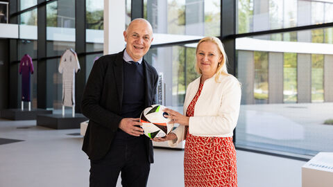 Sportministerin Diana Stolz (r.) und der Präsident des Deutschen Fußball-Bundes (DFB), Bernd Neuendorf (l.), freuen sich auf eine bunte und hoffentlich friedliche UEFA EURO 2024 in Hessen und Deutschland. 