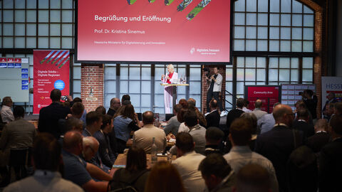 Digitalministerin Prof. Dr. Kristina Sinemus auf der Bühne im Lokschuppen Marburg.