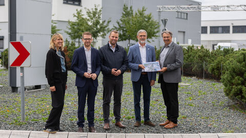 Vorstellung des Projektes IB Green im Gewerbegebiet Mönchhof mit (v.l.) Dr. Anna-Christine Sander (Fachzentrum Klimawandel und Anpassung HLNUG), Michael Ruhl (Staatssekretär HMLU), David Rendel (Bürgermeister Stadt Raunheim), Prof. Dr. Thomas Schmid (Präsident HLNUG) und Manfred Ockel (Bürgermeister Stadt Kelsterbach).