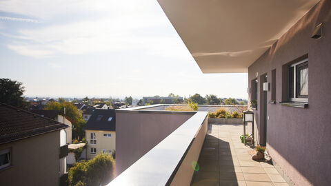 Balkon und Zugang zu einer Wohnung